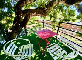 Tiny house under a tree by Vaiava beach, tiny house in Punaauia