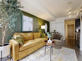 Cozy 1BR Condo in Core Toronto, hotel in Toronto