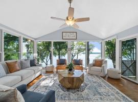 Bluebird Sanctuary w Stunning Sunset Views Sleeps 28, hotel u gradu Big Sandy