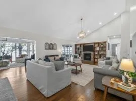 Bluebird Sanctuary w Stunning Sunset Views Sleeps 28