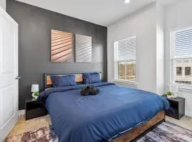 Luxe King 3BR Townhouse Mins to Dwtn CLT