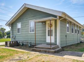 Near Walnut Valley Festival Convenient Apartment!、Winfieldのホテル