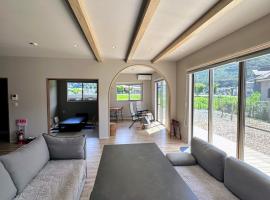 wag ur day - Spacious Villa Sleeps 10 Pet-Friendly dogs and cats Up to 7 Huge Private Dog Run, hotel pet friendly a Fujikawaguchiko