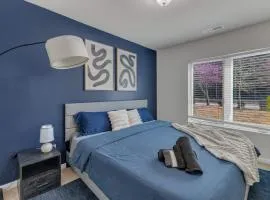 Luxe King 3BR Townhouse Mins Downtown