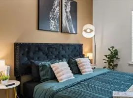 Luxe King 3BR Townhouse Mins to Uptown CLT NC