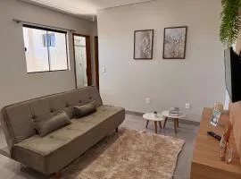 Lindo apartamento de 2/4 com ar condicionado em prédio familiar