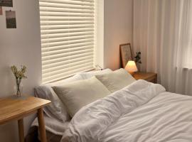 Warm Wood Stay Hwajeong, khách sạn ở Goyang