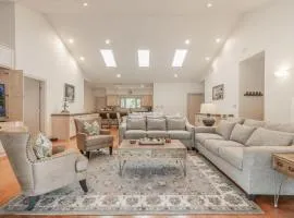 Ultimate Hill Country Retreat, POOL, Creek, Sleeps 10