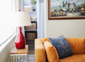 King Bed Near Lake w Fire Pit and Pack N Play، فندق شاطئي في شيبويغان