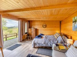 Latchley Meadows Lodge, hotel in Sydenham Damerel