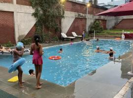 Taj Waves - Royal Pool Paradise Retreat，阿格拉的附設泳池的飯店