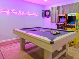 Resort Style Backyard Pool Movie Game Room, Hotel in Largo