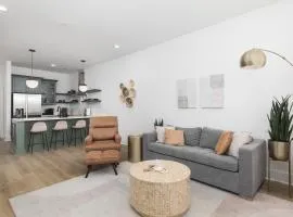 Condo with Free Parking, 3 miles Downtown, near Restaurants