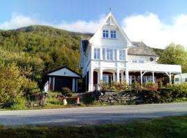 Gemütliche Ferienwohnung am Fjord, hotel in Drausdal