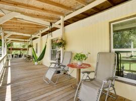 Furnished Outdoor Oasis! 22 Mi to Lake Livingston, hotel en Cleveland