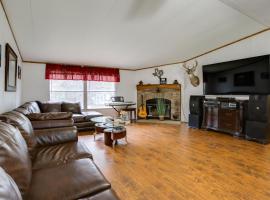 Play Games, Bike and Unwind Cleveland Family Home!, hotel en Cleveland
