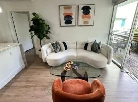 A Modern Escape - 2-Bed Bliss in Santa Monica - Cultural & Coastal Core