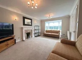 Spacious 4 Bed Home near Elizabeth Line, perfect for Contractors, Families & Groups