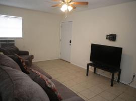 Cozy Apartment Near Fort Sill Perfect for Military Families & Visitors, ξενοδοχείο σε Lawton