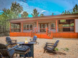 Modern Cabin with Sauna, Tub, Firepit and Views, Hotel in Broken Bow