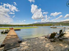 Riverfront Duplex Dock and Views in Nine Mile Falls, hotel in Nine Mile Falls