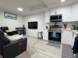 Cozy & Quiet Calgary 2BR Suite