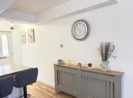The Cozy Hideaway - 2 Bedroom apartment with garden in Orpington with free Parking