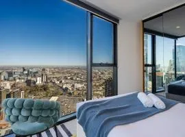 High-Rise CBD Apt L50 Luxe City Views and Free Parking