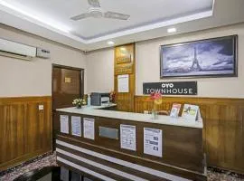 OYO Townhouse Green park Residency 3