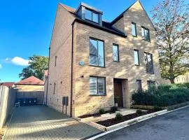 4-Bed in Coulsdon 20 min London, 20 min Gatwick