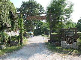 Agriturismo al Ranch, hotel con estacionamiento en Castello dʼAviano