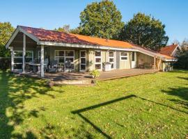 8 person holiday home in Glesborg-By Traum, hotel em Glesborg