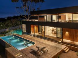 Blanc de Noir Luxe Grandeur with Pool and Spa, Hotel in Mount Martha