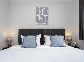 Central Telford Home - Sleeps 8 - Private Parking