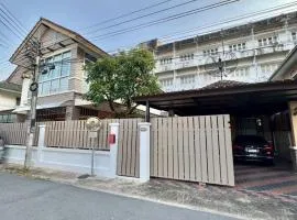 8Pax Spacious Private Home near The Mall Bangkapi
