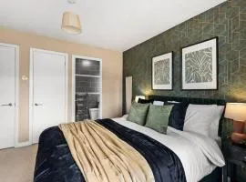 Stylish 5 Bed Home in Cheltenham Perfect for Business & Contractors, FREE Parking