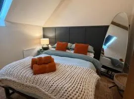 The Mews - Worcester City - House - Gated - Self Check In - Free WIFI - 2 Doubles - TVs in bedrooms - Sleeps 6 - Free Nearby Parking