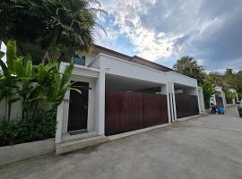 Bangtao Family 3 Bedroom Villa, hotel v destinaci Ban Pak Lak
