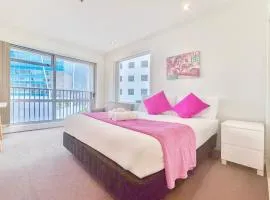 Central 1-Bed Apt Gym & Pool 5min to Harbour