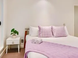 High-Floor Spacious 2BR in CBD Pool Gym Harbour