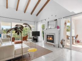 Beautiful Golfside Hideaway, hotel in Benahavís