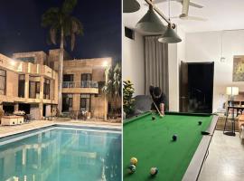 Taj Waves Villa - Pink Barbie Themed Pool View Room，阿格拉的附設泳池的飯店