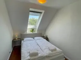 Fully furnished room with shared kitchen and bathroom4