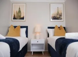 Cosy Luxe 3Bed Retreat Hot Tub BBQ Parking Near Town Perfect for Contractors Families Short & Long Stay