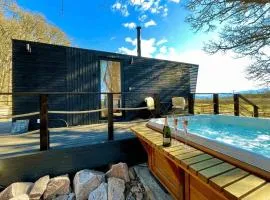 Dog friendly cabin & hot tub and Cairngorm views