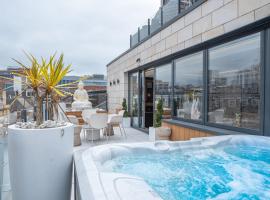 SAINT PAUL - Unrivalled 3BR Penthouse Apartment with Hot Tub Leeds, ξενοδοχείο με υδρομασάζ σε Central Station