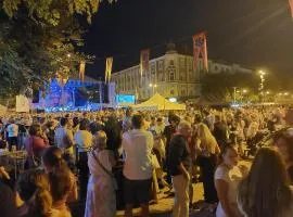 SQUARE 16 - Absolutely Central Location