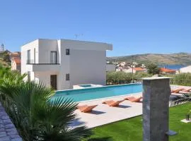 Amazing Home In Seget Vranjica