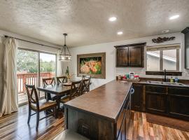 Walk to Downtown Family-Friendly Cody Home!, hotel a Cody