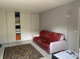 Quiet in Poissy city center for work or family stay, Hotel in Poissy